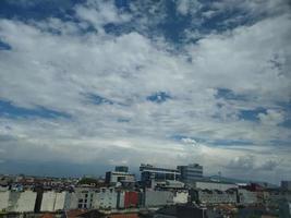 stad se med klar himmel bakgrund foto