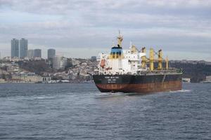 fartyg från Kina som heter som feng mao hai var godkänd från istanbul bosphorus foto