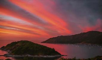 solnedgång hav horisont landskap eldig orange himmel på de söder thailand hav foto