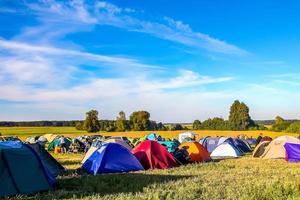 turist tält i fält på sommar solig dag. begrepp av turism och utomhus- aktiviteter. foto