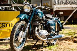 skön retro motorcykel på de sommar öppen luft festival. foto