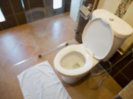 vit toalett skål i de badrum fläck bakgrund foto