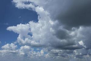 Snövit stackmoln moln mot en blå himmel foto