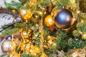 klassisk jul ny år dekorerad ny år träd med gyllene prydnad dekorationer leksak och boll foto