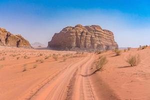 röda berg av wadi rumöknen i Jordanien foto