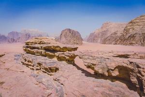 den lilla stenbron, wadi rum, jordanien foto