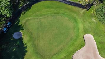 hög vinkel se antenn fotografera av golf kurs foto