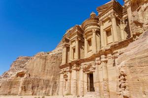 fasaden av ad deir i petra, jordanien foto