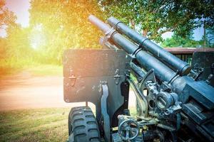 gammal artilleri kanon pistol kamouflage mönster krigsmateriel för soldat krigare i de värld krig i de parkera foto