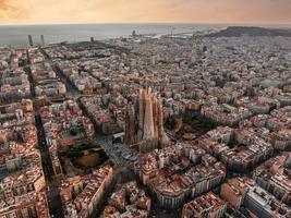 antenn se av barcelona stad horisont och sagrada familia katedral på solnedgång. foto