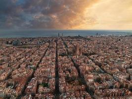 antenn se av barcelona stad horisont och sagrada familia katedral på solnedgång. foto