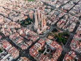 antenn se av barcelona stad horisont och sagrada familia katedral på solnedgång. foto