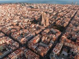 antenn se av barcelona stad horisont och sagrada familia katedral på solnedgång. foto