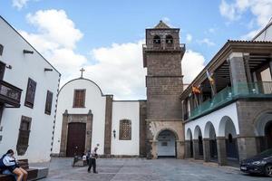 historisk tingshus förbi kyrka och byggnader i gammal stad på las palmas foto