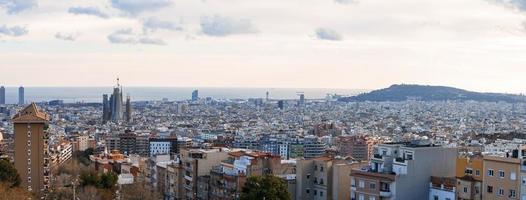 antenn se av barcelona stadsbild med sagrada familia och byggnader under himmel foto