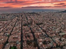 antenn se av barcelona stad horisont och sagrada familia katedral på solnedgång. foto
