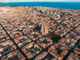 antenn se av barcelona stad horisont och sagrada familia katedral på solnedgång. foto