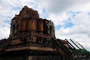 wat chedin luang i molnig dag var är känd landmärke av chiang mai provins, thailand. foto