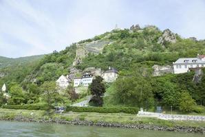 durnstein historisk stad och slott ruiner på kulle topp foto