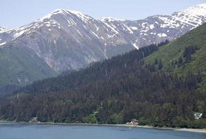 juneau stad utkant och juneau berg foto