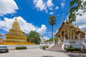 chiang maj, thailand. wat phra den där sri chom stringtrosa tempel. foto