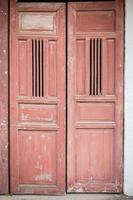 gammal dörr och röd måla foto