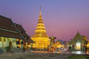 tempel phra den där hariphunchai i lamphum, provins chang maj, thailand foto