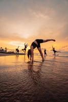 en grupp av indonesiska kvinnor håller på med gymnastiska övningar mycket vig på de strand foto