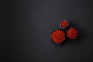 krydda rökt paprika i de form av pulver i skålar och skedar foto