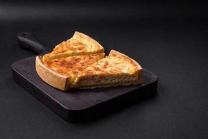 skön utsökt quiche paj med fyra typer av ost med kryddor och örter foto