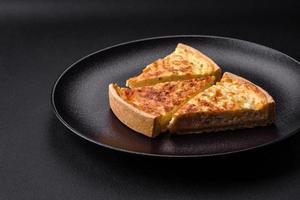 skön utsökt quiche paj med fyra typer av ost med kryddor och örter foto