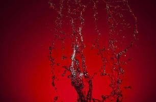 faller vatten på en röd bakgrund foto