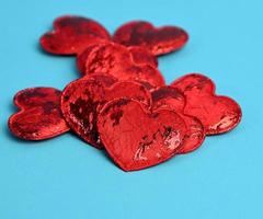 röd textil- små hjärtan på blå bakgrund, festlig bakgrund foto