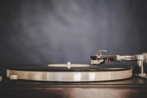 snurrande skivspelare med vintage vinyl foto