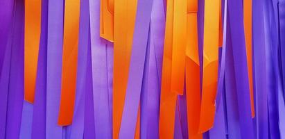 orange, blå och lila eller violett band bakgrund eller vägg. pastell och färgrik papper eller tyg dekoration i fest, festival, bröllop, ny år och firande begrepp. foto