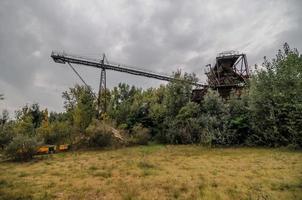 industriell kran i de skog foto