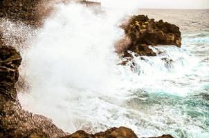 vågor kraschar på stranden foto