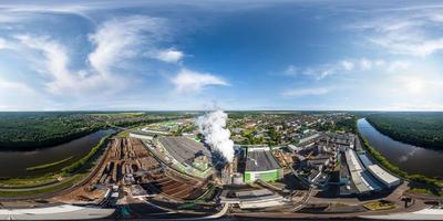 full sömlös 360 hdri panorama se antenn se på rör av träbearbetning företag växt sågverk i likriktad sfärisk utsprång. industriell landskap miljö- förorening avfall foto