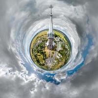 liten planet omvandling av sfärisk panorama 360 grader med kyrka. sfärisk abstrakt antenn på kyrka. krökning av Plats. foto