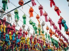 färgrik lampa och lykta i loi krathong wat phra den där haripunchai lamphun thailand foto