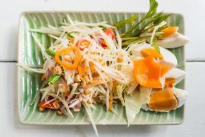 papaya sallad eller as tum, thai mat på tabell foto