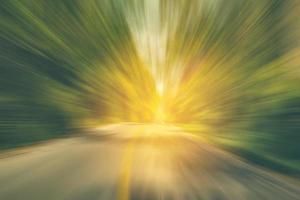 abstrakt väg rörelse suddig och motorväg hastighet med solljus, årgång tonad. foto