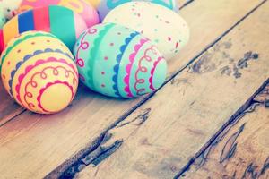 färgrik påsk ägg på trä bakgrund med Plats foto