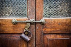 närbild gammal dörr med låsa i grungy stil och trä textur. foto