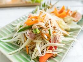 papaya sallad eller as tum, thai mat på tabell foto