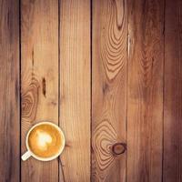 topp se latte kaffe på trä tabell med Plats foto