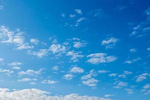 blå himmel och vit moln med Plats foto