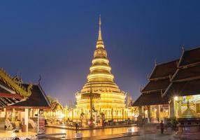 tempel phra den där hariphunchai i lamphum, provins chang maj, thailand foto