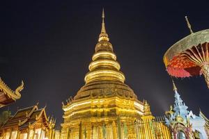 tempel phra den där hariphunchai i lamphum, provins chang maj, thailand foto