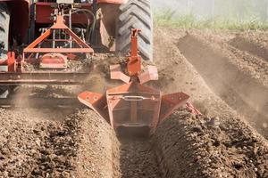 traktor förberedelse jord arbetssätt i fält lantbruk. foto